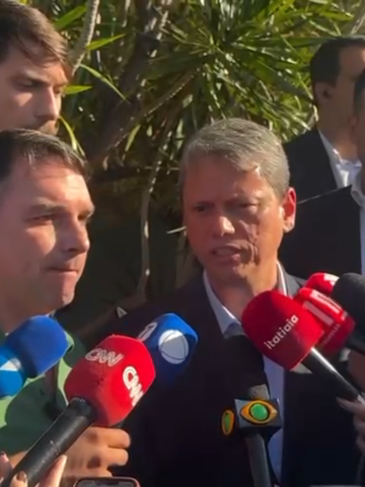 Tarcísio visita Bolsonaro Acompanhe a entrevista de Flávio Bolsonaro e Tarcísio de Freitas logo após a visita do governador de São Paulo ao ex-presidente da República  #ogierbuchi #brasil #diretoaoponto #stf #política #ogier #bolsonaro #tarcisio #saopaulo