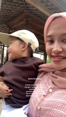 Maaf ya onty2 kalau anakku gak panggil kakak, karena ikutan mak nya, manggil nama, kadi reflek ajah dia ikutan manggil nama heheheheh , anakku salting sampek itu fat thanks fat, udah mau foto dan tos sama anakku ❤️🤏🏻🫶🏻#fyp #agz #asmaragenz #fattahsyach @fatso 
