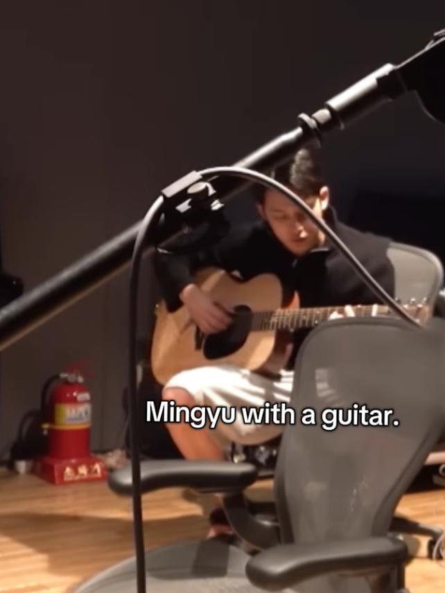 boleh juga ming, kalo nyanyi sambil main gitar 🥺🎸 #mingyu #seventeen 