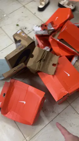 Xả hết, mỗi người hộ em 1 đôi cho dọn kho được không ạ, em thất bại rồi 🥹😭😭😭😭