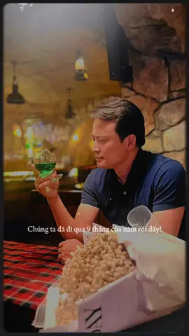 Anh ngồi tĩnh lặng ngắm hoa rơi, Ly rượu sóng sánh ánh trăng vời. Chợt thấy mắt biếc trong mơ ảo, Lòng gửi tình sâu chẳng ngỏ lời.