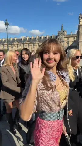 @lalalalisa_m tampoco ha querido perderse el show de @louisvuitton en #PFW 🫶 📹 Vídeo: Getty Images #Lisa #Look