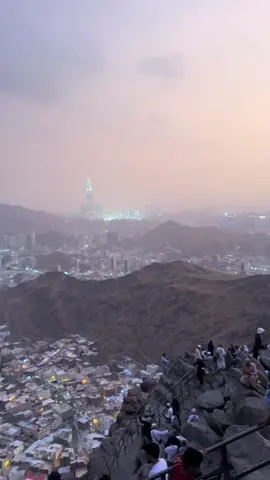 The peak of Jabal al-Noor⛰️ In Jabal al-Noor you have the Cave Hira (Ghar Hira), and here is when The Prophet (pbuh) got his first revelation from Allah (swt) through the Angel Jibril (AS).  #muslim #islamicreminder #quran #makkah #allhamdulilah 