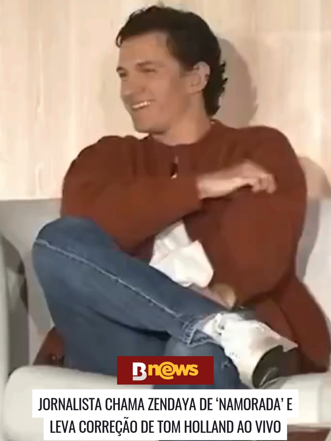 💍 Durante uma coletiva de imprensa, Tom Holland corrigiu com bom humor um jornalista que chamou Zendaya de sua “namorada”: “Noiva!”, disse o ator, arrancando risadas. O momento reforça o noivado do casal, anunciado em 2025, quando a atriz passou a exibir um anel avaliado em cerca de R$ 3 milhões. Discretos sobre a vida pessoal, Tom e Zendaya se conheceram em 2016 nas gravações de Homem-Aranha e assumiram o relacionamento publicamente em 2021. #tomholland #zendaya