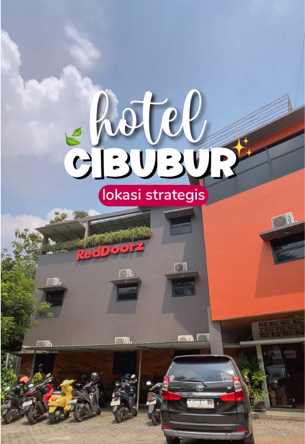 Penginapan yang cocok banget buat stay di Cibubur nih!😍 Lokasinya strategis ada di sebrang TSM cibubur, pinggir jalan raya alternatif cibubur,dekat dengan halte busway dan stasiun lrt harjamukti. Jadi cocok banget buat kamu yg dari luar daerah dan mau explore cibubur, menginapnya di RedDoorz Near Trans Studio Mall Cibubur 3 aja, bookingnya di aplikasi RedDoorz pakai kode promo 