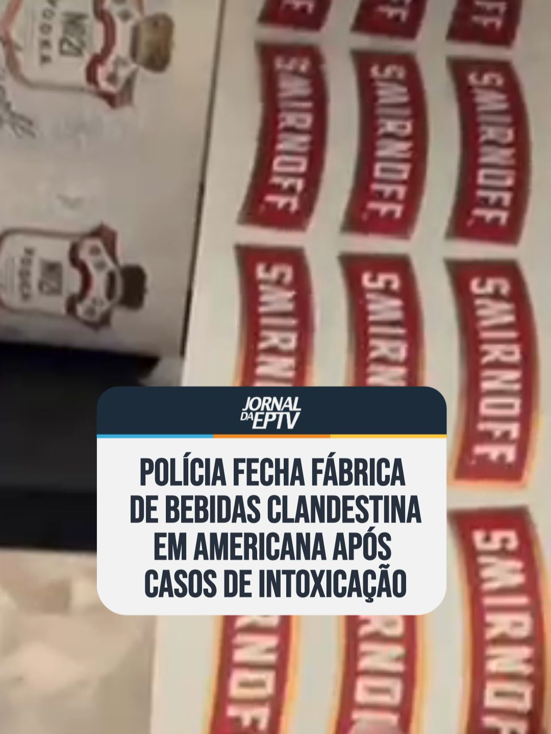 A Delegacia de Combate à Pirataria do Deic fechou, na manhã desta terça-feira (30), uma fábrica clandestina de bebidas em Americana (SP).    Na fábrica, os policiais encontraram uma linha de montagem para adulteração de bebidas, com rótulos falsificados e grande quantidade de álcool etílico de alta pureza, conhecido como álcool comestível, utilizado para “batizar” os produtos. Apesar disso, não foram encontradas evidências do uso de metanol, substância altamente tóxica responsável por casos graves de intoxicação registrados no estado de São Paulo nas últimas semanas.   O local já havia sido identificado pelos investigadores, que planejavam realizar a operação no próximo dia 16 de outubro. No entanto, diante dos recentes casos de contaminação por bebidas adulteradas no estado, a ação foi antecipada. O espaço passará por perícia, e todos os equipamentos utilizados na produção ilegal serão recolhidos. #tiktoknews #news #bebidas #americana #metanol