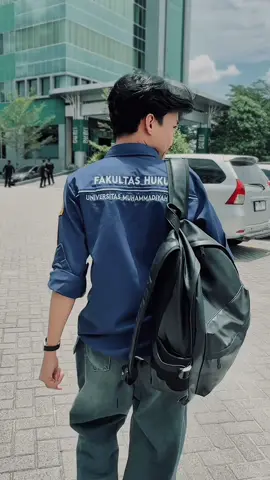 di tengah sejuta rasa ragu, aku berjalan melawan rasa takut itu, maka izinkan aku sampai pada tujuan, tuhan.