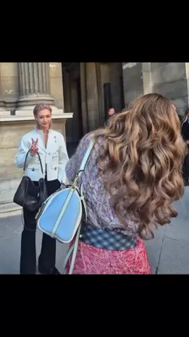 #lisa taking a photo of Felix #louisvuitton #felix #parisfashionweek #fyp @lalalalisa_m @louisvuitton @wearelloud 