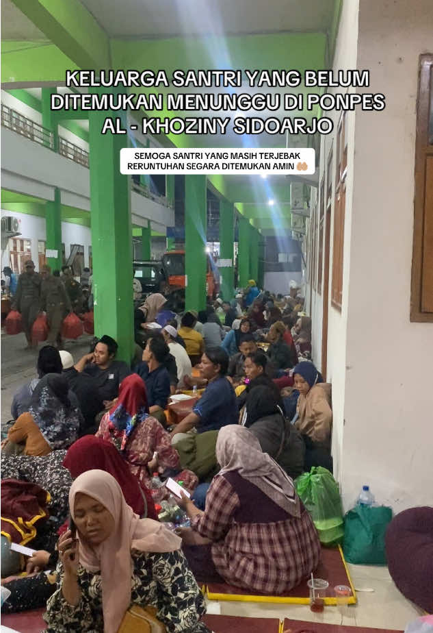Puluhan santri dikabarkan masih terjebak di reruntuhan bangunan ambruk di Ponpes Al - Khoziny, Buduran, Sidoarjo. Data dari Ponpes, santri yang dilaporkan hilang berjumlah 62 orang. Data : Selasa (30/9) pukul 20.00 WIB.  #alkhozinybuduran #pondokpesantren #ambruk #alkhoziny #buduran 