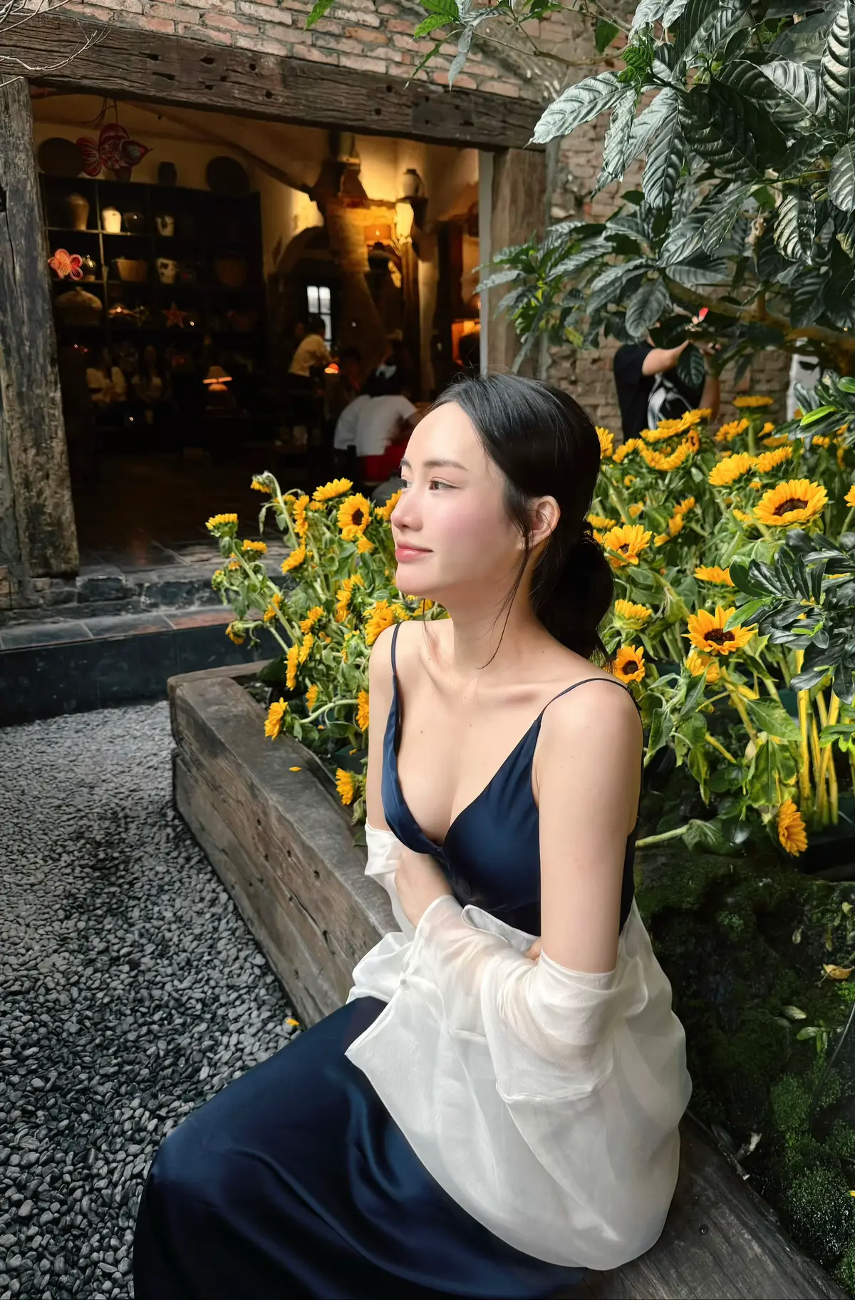 Mắt em không phải môi nên đừng to đỏ nó💕 