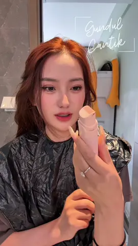 Rambut bisa tumbuh lagi, tapi keberanian nggak datang dua kali. ✨ Hari ini aku bilang selamat tinggal sama versi lama diriku, dan sambut rasa percaya diri yang baru. Buat kalian yang lagi ngerasa di titik rendah, ingat… itu cuma lompatan sebelum bangkit lebih tinggi 💪  #fypシ゚ #cewekbotak #shavedhead #buzzcut #fyp 