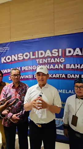 saya bersama jajaran pemerintah daerah Provinsi Banten dan DKI Jakarta mengikuti acara konsolidasi daerah mengenai pengawasan penggunaan Bahasa Indonesia. Kegiatan ini penting untuk memastikan bahwa bahasa negara kita digunakan dengan baik dan benar di semua lini pemerintahan dan masyarakat. Sebagai bagian dari upaya menjaga kedaulatan bahasa Indonesia, kami berkomitmen untuk terus meningkatkan kualitas penggunaan bahasa dalam setiap aspek kehidupan berbangsa dan bernegara. Melalui kolaborasi antara pemerintah daerah, lembaga terkait, dan masyarakat, kami yakin dapat mewujudkan komunikasi yang efektif dan memperkuat identitas nasional kita. Terima kasih kepada semua pihak yang telah berpartisipasi dalam kegiatan ini. Mari kita terus jaga dan lestarikan Bahasa Indonesia sebagai alat pemersatu bangsa dan cermin peradaban kita. #BahasaIndonesia #KedaulatanBahasa #ProvinsiBanten #Jakarta #DimyatiNatakusumah 