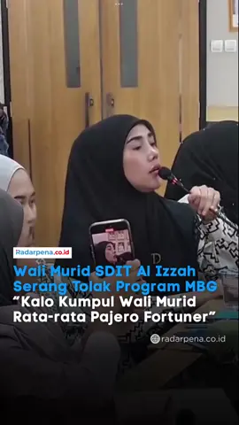 Sejumlah wali murid Sekolah Dasar Islam Terpadu (SDIT) Al Izzah, Kota Serang, menyampaikan penolakan terhadap Program Makan Bergizi Gratis (MBG) di sekolah mereka. Mereka menilai program tersebut tidak tepat sasaran karena mayoritas siswa berasal dari keluarga mampu. “Kalau kumpul wali murid, rata-rata datang bawa Pajero, Fortuner, bahkan sopirnya saja bergaji Rp3 juta sebulan,” ungkap salah satu orang tua murid, Selasa (30/9/2025). Wali murid tersebut bahkan mengaku anaknya sempat bingung dengan kebijakan itu. “Bunda, boleh nggak kita makan MBG? Bukannya itu untuk anak-anak yang tidak mampu?” ujar si anak. Para orang tua menegaskan, program seharusnya diprioritaskan bagi sekolah dengan murid dari keluarga kurang mampu.  “Yang jadi pertanyaan besar, kenapa program MBG harus dijalankan di Al Izzah? Dari sudut pandang mana pun, ini tidak rasional,” tegas salah seorang wali murid. —- #Radarpena #Radarpenanews #MBG #MakanBergiziGratis #Serang          