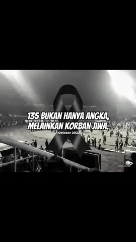 Tragedi Kanjuruhan adalah salah satu peristiwa kelam dalam sejarah sepak bola Indonesia yang terjadi pada Sabtu malam, 1 Oktober 2022 di Stadion Kanjuruhan, Malang, Jawa Timur, setelah pertandingan Liga 1 antara Arema FC melawan Persebaya Surabaya. - Berikut penjelasan detailnya: - 1. Latar Belakang Pertandingan 	•	Laga Arema FC vs Persebaya merupakan pertandingan dengan tensi tinggi karena keduanya adalah rival klasik. 	•	Pertandingan berakhir dengan skor 2–3 untuk kemenangan Persebaya. 	•	Kekalahan ini membuat sebagian besar suporter tuan rumah (Aremania) merasa kecewa dan emosional. - 2. Awal Kericuhan 	•	Setelah peluit akhir, sejumlah suporter Arema FC masuk ke dalam lapangan. 	•	Aparat keamanan berusaha menghalau dengan peringatan dan tindakan fisik. 	•	Situasi semakin tidak terkendali karena ribuan penonton di tribun ikut panik. - 3. Penggunaan Gas Air Mata 	•	Aparat keamanan menembakkan gas air mata ke arah tribun penonton, termasuk ke area yang sebenarnya tidak rusuh. 	•	Hal ini melanggar regulasi FIFA yang melarang penggunaan gas air mata atau senjata pengendali massa di dalam stadion. - 4. Kepanikan Massa 	•	Gas air mata menyebabkan penonton sesak napas, panik, dan berusaha keluar melalui pintu-pintu stadion. 	•	Banyak pintu dalam kondisi tertutup atau terlalu sempit, sehingga penumpukan dan desak-desakan tidak terhindarkan. 	•	Korban berjatuhan akibat terinjak-injak, sesak napas, dan terhimpit di lorong sempit pintu keluar. - 5. Jumlah Korban 	•	Menurut data resmi pemerintah, tragedi ini menewaskan 135 orang (terdiri dari laki-laki, perempuan, anak-anak). 	•	Ratusan lainnya mengalami luka-luka, baik ringan maupun berat. - 6. Dampak & Reaksi 	•	Tragedi ini menjadi salah satu bencana stadion paling mematikan dalam sejarah sepak bola dunia. 	•	FIFA, AFC, hingga berbagai klub sepak bola dunia menyampaikan duka cita. 	•	Pemerintah Indonesia membentuk Tim Gabungan Independen Pencari Fakta (TGIPF). 	•	Hasil investigasi menyimpulkan adanya kesalahan prosedur pengamanan, penggunaan gas air mata, serta kondisi stadion yang tidak memenuhi standar keselamatan. - 7. Proses Hukum & Reformasi 	•	Beberapa aparat dan panitia pelaksana pertandingan diproses hukum. 	•	Pemerintah Indonesia bersama FIFA melakukan kerja sama untuk mereformasi sepak bola nasional, termasuk perbaikan standar stadion dan sistem keamanan. - - 👉 Kesimpulan: Tragedi Kanjuruhan bukan hanya soal kerusuhan suporter, tetapi juga akibat kesalahan manajemen pengamanan, pelanggaran regulasi FIFA, dan infrastruktur stadion yang tidak layak. Peristiwa ini menjadi pelajaran pahit agar sepak bola Indonesia lebih aman dan manusiawi bagi semua pihak. #fyp #kanjuruhan #arema #persebaya #hilaloficial 