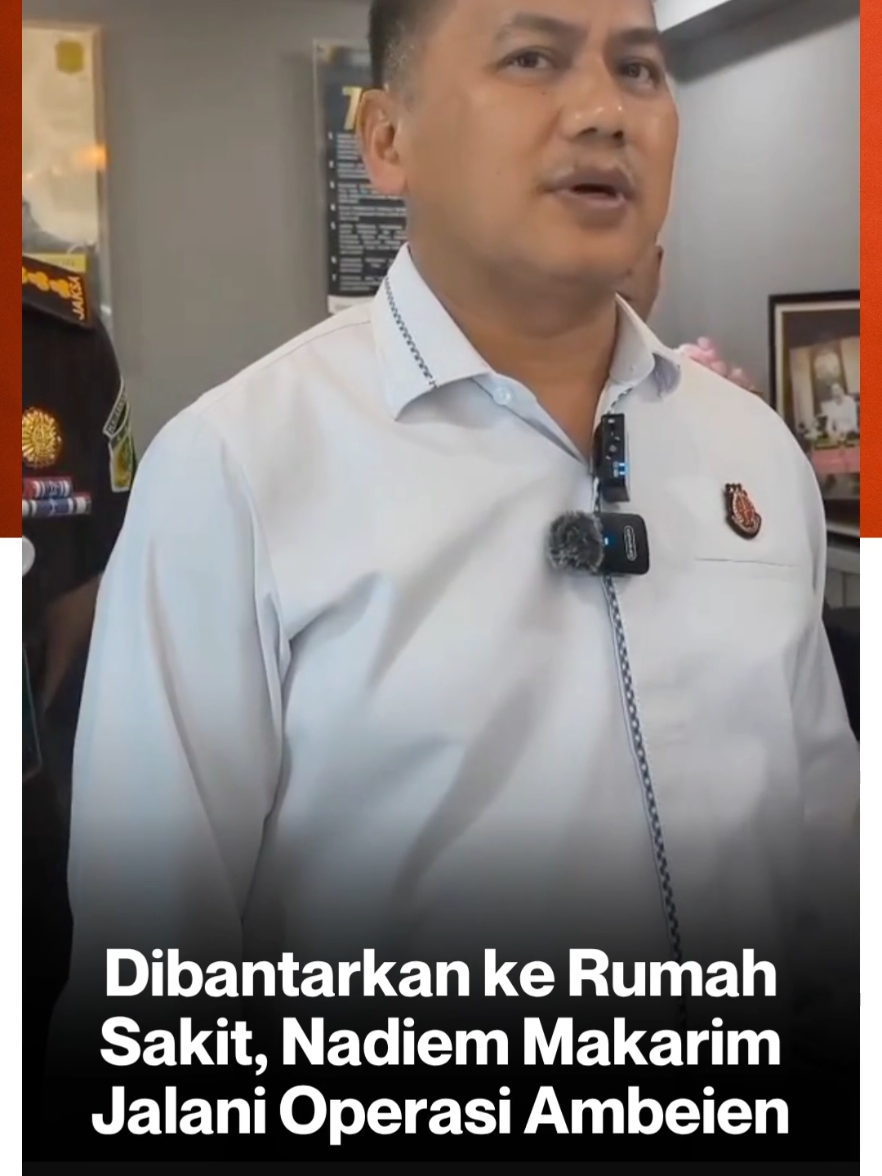 Mantan Mendikbud sekaligus tersangka korupsi Program Digitalisasi Pendidikan periode 2019-2022, Nadiem Makarim dibantarkan ke rumah sakit lantaran harus menjalani operasi ambeien. Dikatakan  Kapuspenkum Kejagung, Anang Supriatna kepada wartawan, Senin (29/9). Kendati demikian, Anang tak membeberkan lebih lanjut ihwal kondisi Nadiem. Ia hanya menyebut Nadiem dibantarkan dan menjalani operasi di rumah sakit milik pemerintah. Kejagung sebelumnya menetapkan eks Mendikbudristek Nadiem Makarim sebagai tersangka kasus dugaan korupsi Program Digitalisasi Pendidikan periode 2019-2022. Selama periode itu, Kemendikbud mengadakan 1,2 juta unit laptop untuk sekolah-sekolah di Indonesia khususnya di daerah 3T dengan total anggaran mencapai Rp9,3 triliun. Pengadaan laptop ini dipilih menggunakan sistem operasi Chrome atau Chromebook meskipun memiliki banyak kelemahan dan tidak efektif untuk sarana pembelajaran pada daerah 3T karena belum memiliki akses internet. Selain Nadiem, Kejagung juga menetapkan empat orang tersangka yakni Direktur SMP Kemendikbudristek 2020-2021, Mulyatsyah; Direktur SD Kemendikbudristek 2020-2021, Sri Wahyuningsih; Mantan stafsus Mendikbudristek Nadiem Makarim, Jurist Tan; dan Mantan Konsultan Teknologi pada Kemendikbudristek, Ibrahim Arief. Atas perbuatan para tersangka, negara diduga mengalami kerugian hingga Rp1,98 triliun yang terdiri dari kerugian akibat Item Software (CDM) sebesar Rp480 miliar dan mark up harga laptop sebesar Rp1,5 triliun. Sumber : CNN Indonesia Aset : TT/@_rakyatmerdeka #AyoNobarBTV #dibantarkankerumahsakit #nadiemmakarim #operasiambeien