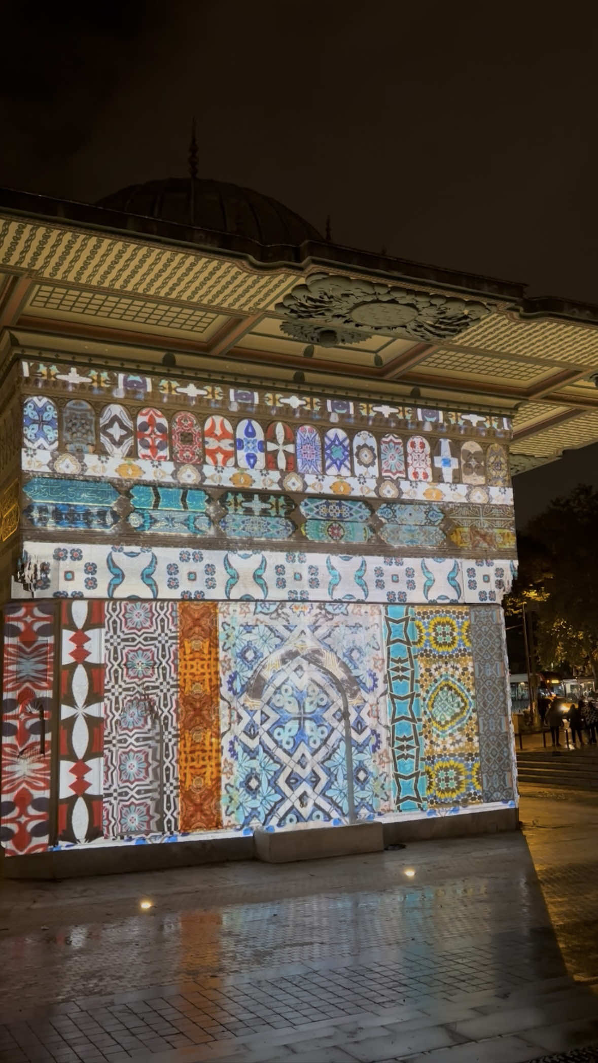 Köklü geçmişi geleceğin sanatıyla aydınlatan “Zaferin Işığı” projeksiyon gösterisi yeniden Tophane Çeşmesi’nde. Fatih Sultan Mehmet’in bilime ve sanata olan ilgisinden ilham alan bu dijital yolculuk, bir şehri işgal etmekle fethetmek arasındaki farka vurgu yapıyor.  1732 yılında yaptırılan, I. Mahmud Han Çeşmesi adıyla da bilinen şehrin en büyük üçüncü meydan çeşmesi Tophane Çeşmesi, 18. yüzyıla hakim olan Rokoko akımının en incelikli örneklerinden biri. Gösteriyi 27 Eylül-5 Ekim tarihleri arasında her akşam 20.00’de seyredebilirsiniz. 🕗 20.00 - 00.00 📍 Tophane Çeşmesi - The “Light of Victory” projection show, which illuminates a rich history with the art of the future, returns to Tophane Fountain. Inspired by Sultan Mehmed the Conqueror’s passion for science and art, this digital journey highlights the difference between occupying a city by force and winning it through influence. Built in 1732 and also known as the Fountain of Sultan Mahmud I, Tophane Fountain is the city’s third largest square fountain and one of the most exquisite examples of the Rococo style that dominated the 18th century. You can watch the show every evening at 8:00 PM from September 27th to October 5th. 🕗 8:00 PM - 00.00 AM 📍 Tophane Fountain #Galataportİstanbul #Galataport #İstanbulKültürYoluFestivali #TophaneÇeşmesi #TophaneFountain  