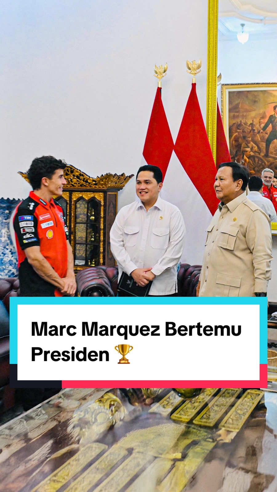 Mendampingi Juara MotoGP 2025, Marc Marquez bertemu dengan Bapak Presiden Prabowo Subianto menjelang MotoGP 2025 di Pertamina Mandalika International Circuit pada 3–5 Oktober. Bapak Presiden menyampaikan MotoGP Mandalika memiliki peran penting untuk mengembangkan sport tourism di Indonesia. Event MotoGP di Mandalika juga harus menjadi penyemangat dan memacu atlet Indonesia untuk bisa tampil di kelas tertinggi balap motor internasional. #Prabowo  #MotoGP  #MandalikaCircuit 