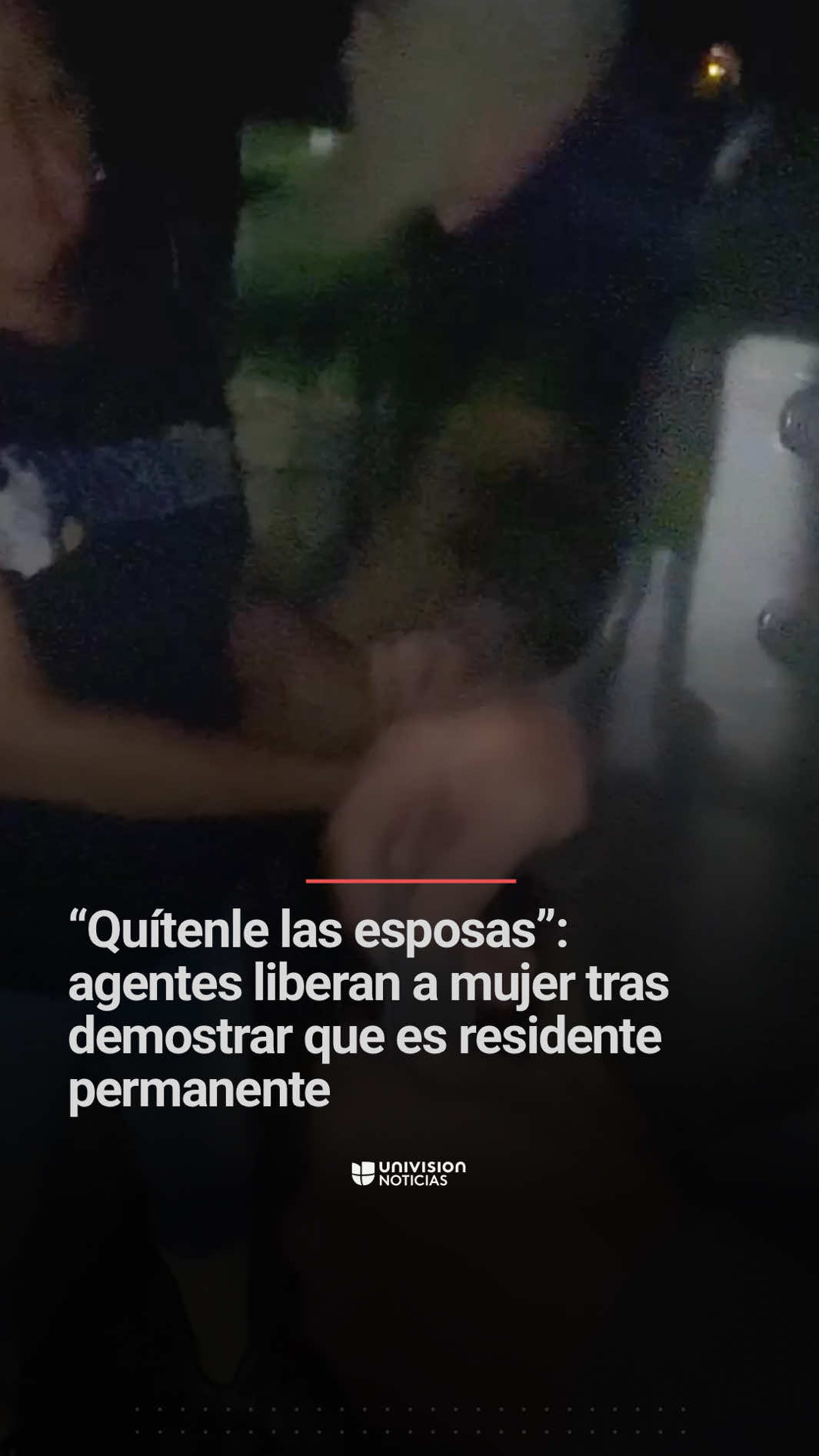 ➡️ Agentes liberan a mujer tras demostrar que es residente permanente. Carlos Jáuregui grabó el encuentro que tuvo con agentes de Inmigración después de que su madre fue detenida en Lockport, Illinois, sin que se le presentara una orden. El hijo llevó la tarjeta de residencia permanente de su madre y pidió que la dejaran en libertad. #inmigración #inmigrantes #ICE #detenciones #univisionnoticias 