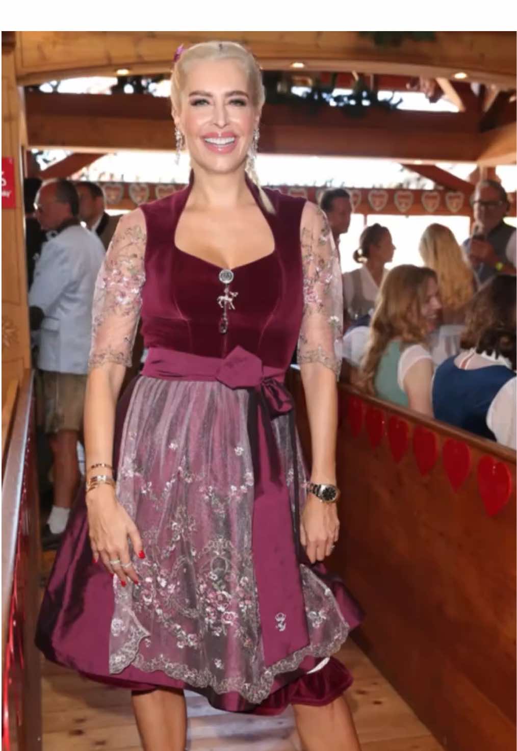 Schock für Verena Kerth auf dem Oktoberfest: In einem der Festzelte bekam sie eine Champagnerflasche an den Kopf. #deutschestars #okmag #starnews #verenakerth #oktoberfest