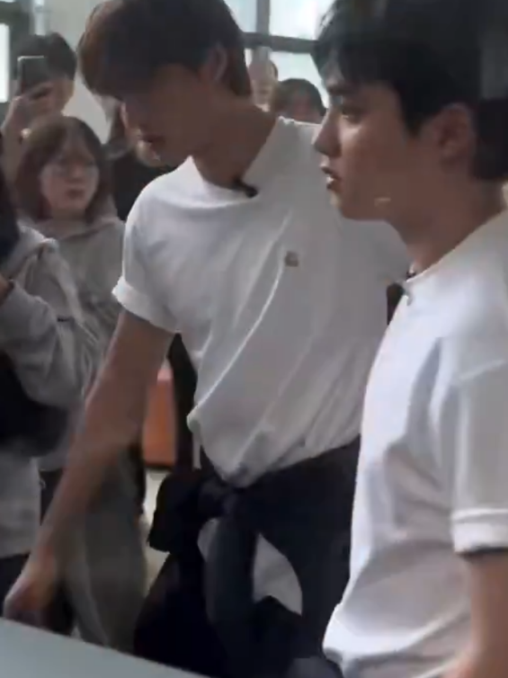 Harus banget dijaga dan dilindungi.  #dohkyungsoo #kimjongin #kai #kyungsoo #exo 