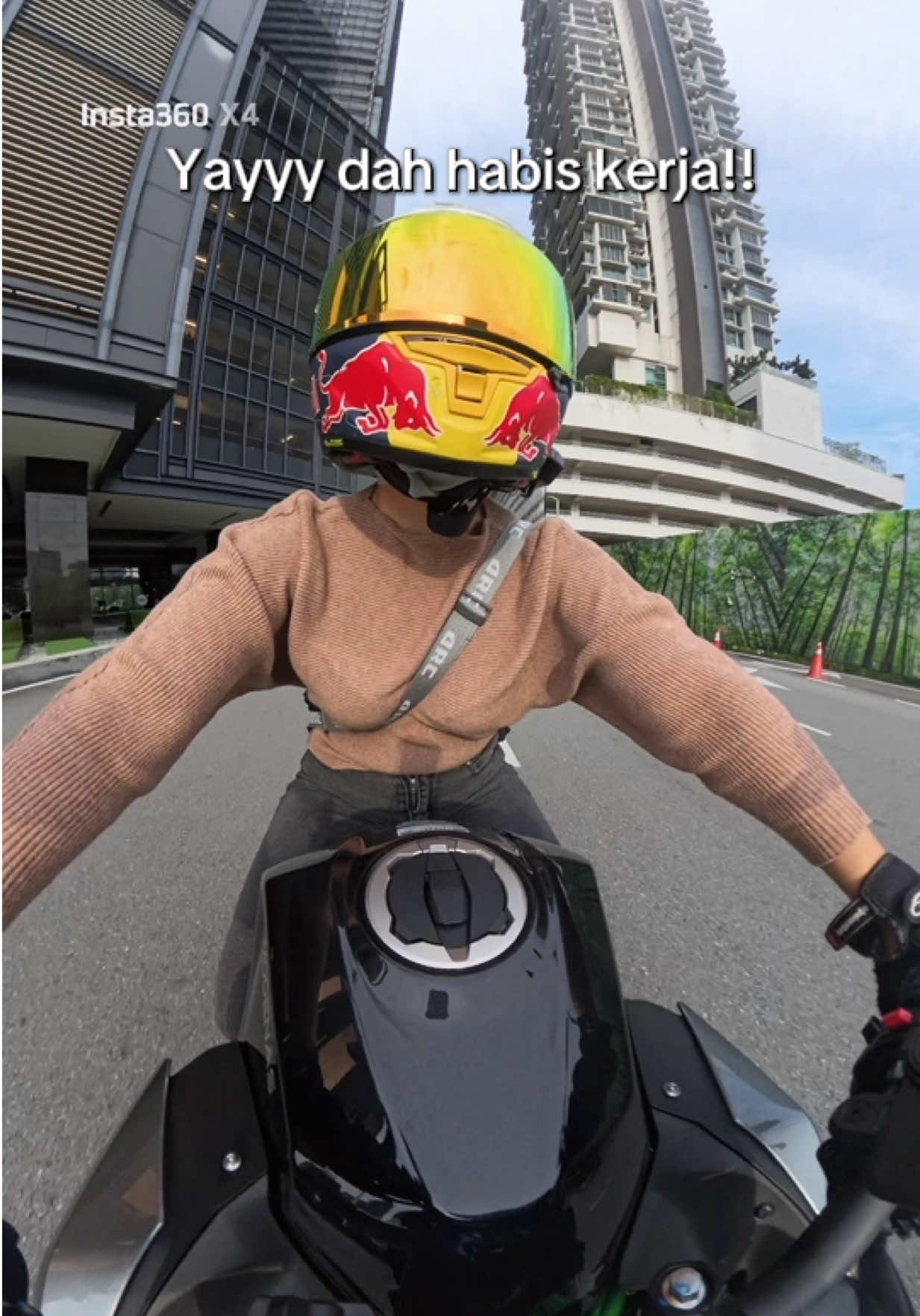 Bila motor lagi besar dari tuannya 😂😂😂 #kawasaki #modenas #z500 #ladybiker #rider 
