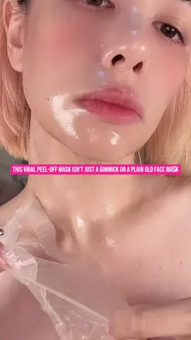 Mano, essa máscara da April Skin é outro nível 😂💛. Eu passei no rosto, pescoço e até no colo, e quando secou eu consegui puxar inteira de uma vez só… surreal de satisfatório! ✨ Ela não é só estética não: tem BHA + PHA que limpam os poros, calêndula de verdade que acalma a pele, e niacinamida que clareia as manchinhas. Resultado? Pele lisinha, fresca e com aquele glow de vidro que a gente ama 🩷 #aprilskin #aprilskinskincare #calendulapeeloffmask #acnetreatment #exfoliation @APRILSKIN USA 