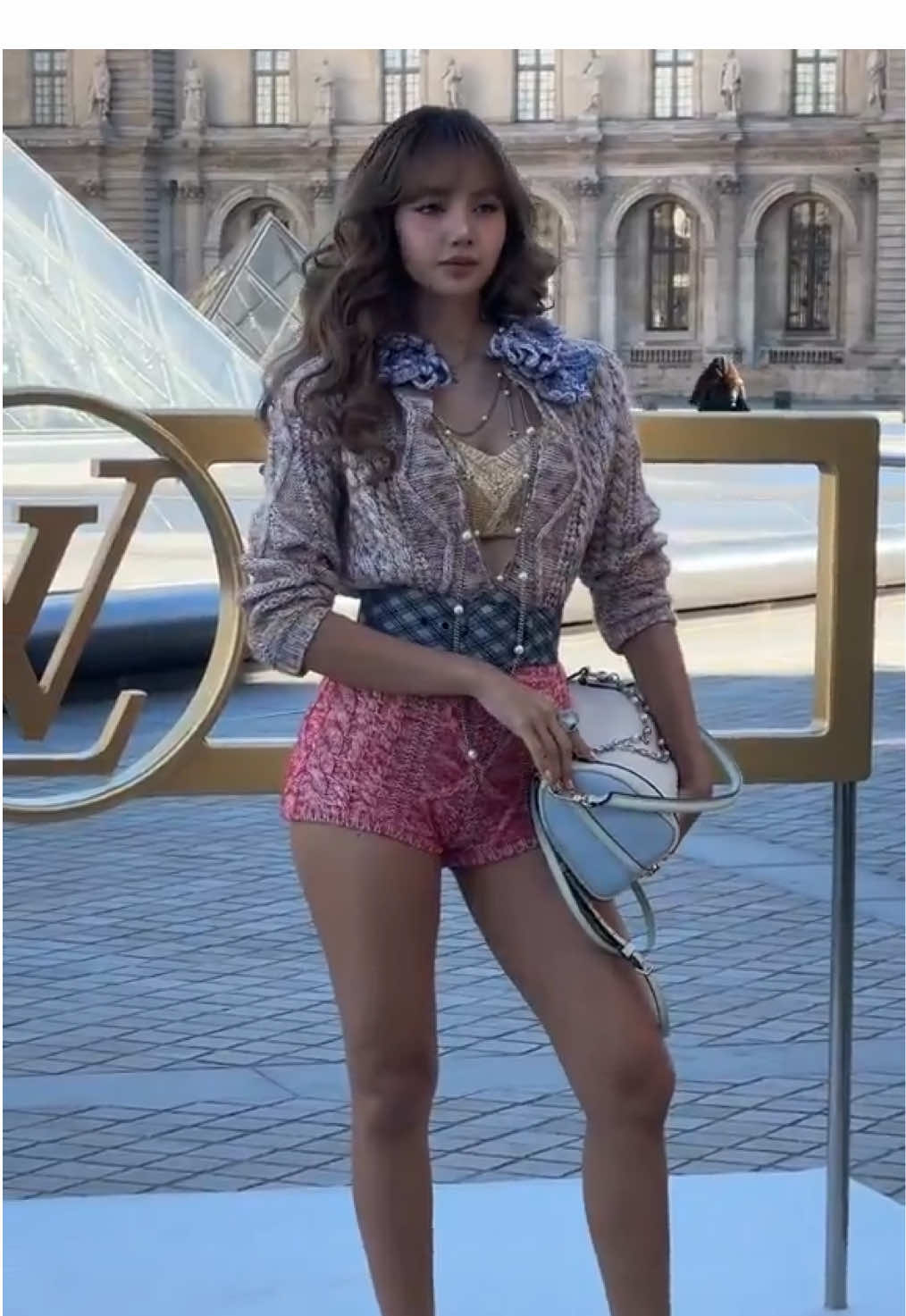 Look at her 🤩 she is so pretty #LISA #LISAxLVSS26 #LISAxLouisVuitton #LALISA #LLOUD 