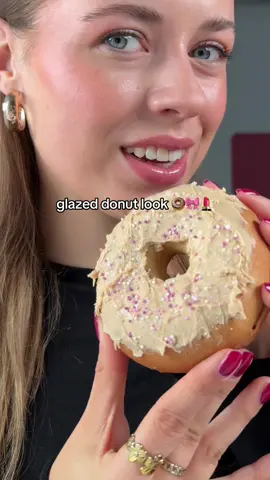 Drippin‘ in sweetness 🍩 Using the new get the glaze swirl creamy blush, baked highlighter & lip cream for that shiny, sweet look you can‘t stop staring at. ✨ #essence #essencecosmetics #glazeddonut 