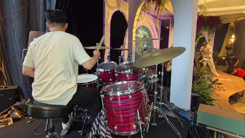 Nay đứng sau xem anh ý đánh trống xem sao 🤣 Còn xa xa bên kia là ai đó ...