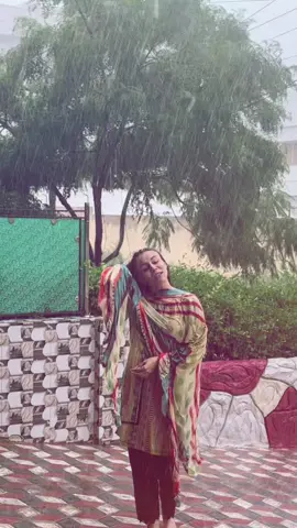 Cham cham krta aya mousam🌧️💧@Fizzu🦋♥️ #foryou #foryoupage #trendingvideo #fizzarazafam 