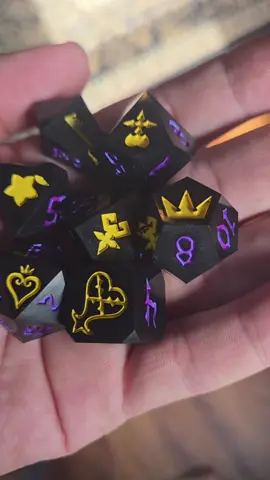 Themed after the OG heartless, and just in time for halloween. Sometimes super simple can just turn out SO GOOD. I think the iridescent purple numbers really these pop. #dice #dnd #kingdomhearts #gaming #halloween 