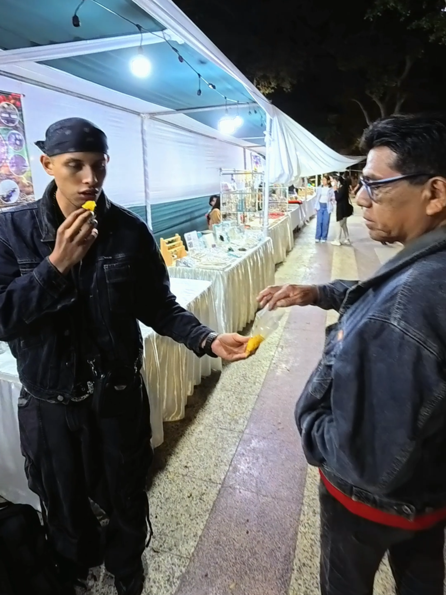 Jodiendo gente en la feria de la plaza de armas en piura, parte 2 #random #jodiendogenteenpiura #fyp #paratiiiiiiiiiiiiiiiiiiiiiiiiiiiiii #bromas #bromasenlacalle momentos divertidos de sincherso en piura parte 2 #piura #sincherso #humor #gentedesconocida #risa