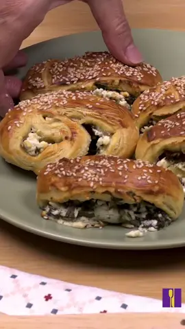Rulouri rapide cu spanac și telemea  Ingrediente • 1 aluat foitaj • 100 g spanac proaspăt • 200 g telemea de capră • Semințe de susan • Oregano uscat • Iaurt pentru uns ( dau ou bătut ori lapte sau smântână, ce aveți la îndemână) Cum să faceți • Amestecați brânza sfărâmată cu spanacul proaspăt. Ne-a fost mai ușor cu mâna, într-un minut am și terminat. • Întindeți pe masa de lucru aluatul rece, abia scos din frigider, și puneți deasupra amestecul de brânză și spanac. • Presărați oregano și piper după gust, rulați și tăiați în bucăți de 3 cm lățime. Puțină făină presărată pe masa de lucru o să vă ușureze munca, să nu se lipească aluatul. • Ungeți rulourile cu iaurt rece sau cu ou bătut ori cu lapte sau smântână, ce aveți la îndemână, presărați semințe de susan și dați la cuptor pentru 30 de minute la 180 de grade. Mirosurile din bucătărie sunt ispititoare, poftă bună să aveți!  Sfaturi • Dacă aluatul s-a încălzit (nu mai este ferm la atingere) până ați terminat de lucrat cu el, puneți tava cu rulourile formate la congelator pentru 10 minute. Și abia apoi le coaceți. #rulourirapide #rulouricuspanac #cina #retetazilei 