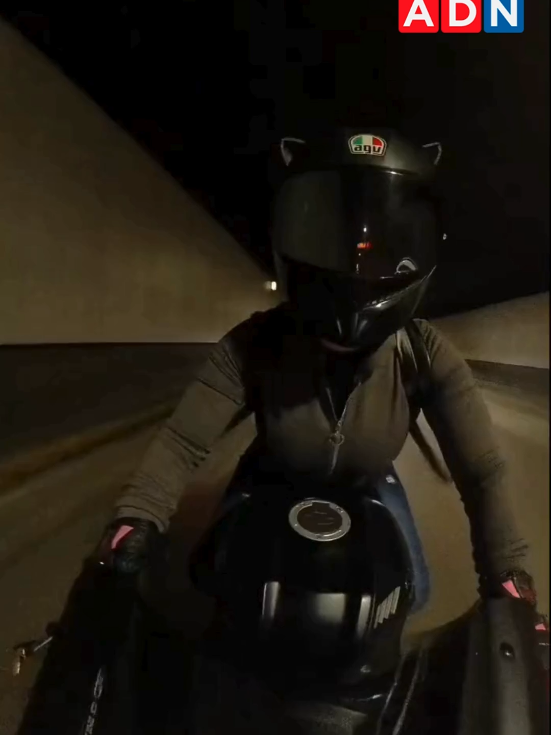 Quedó registrado: el brutal choque de una motoquera chilena dentro de túnel de Santiago que impacta en redes. #motocicleta #motorista #motociclista #chilenos #chilenas #chile