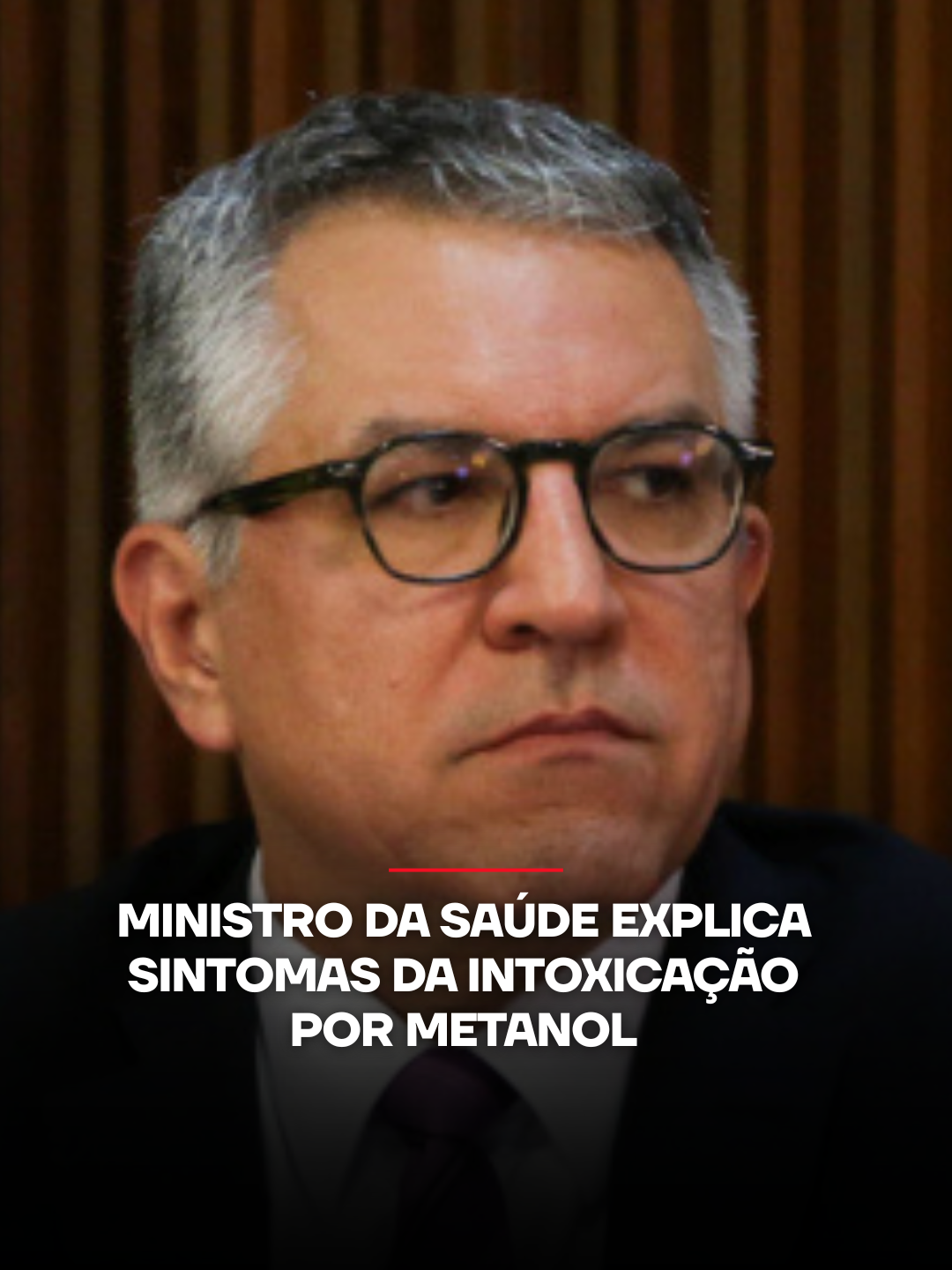 O ministro Alexandre Padilha alertou para os sinais de intoxicação por metanol, identificado recentemente em bebidas adulteradas. Os principais sintomas incluem dor abdominal em cólica e alterações visuais (como flashes luminosos e perda de visão). Isso ocorre porque o metanol é metabolizado no fígado, liberando substâncias tóxicas que afetam o sistema nervoso central e o nervo óptico. Os sintomas podem apresentar início tardio, e a recomendação é procurar imediatamente atendimento no sistema de saúde diante desses sinais. Até o momento, o estado investiga casos recentes de intoxicação associados ao consumo de destilados, principalmente entre jovens adultos. Foram confirmados três óbitos. ▶️ Assista ao #JornaldaManhã na íntegra no canal da Jovem Pan News no YouTube. 📺 Confira na JP News e Panflix #Política #Saúde #Metanol #JovemPanNews
