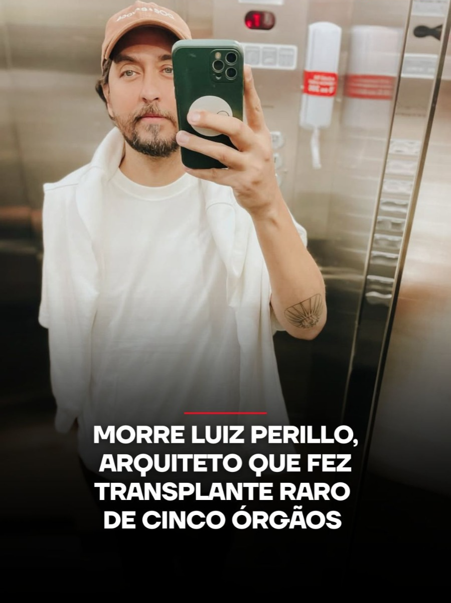 O arquiteto brasiliense Luiz Perillo, de 35 anos, morreu nesta terça-feira (30), uma semana após passar por um transplante multivisceral de estômago, pâncreas, fígado, intestino e rim. Após o primeiro ciclo da cirurgia em São Paulo, ele sofreu infecção e, durante a pausa no processo, teve uma parada cardíaca. Perillo descobriu cedo uma trombofilia que levou seus órgãos à falência e passou mais de dois anos internado, dependente de nutrição e hemodiálise. O transplante multivisceral foi incorporado ao SUS em 2024 e segue restrito a poucos hospitais. 📹 Reprodução: Instagram/@luizperillo 📺 Confira na JP News e Panflix 📌 Siga o nosso perfil @jovempannews #Brasil #Saúde #Transplante #Multivisceral #SUS #SãoPaulo