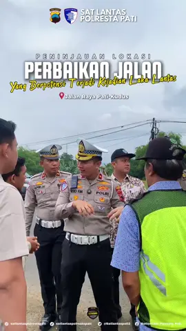 Satlantas Polresta Pati Desak Kontraktor Pasang Lampu dan Rambu di Proyek Jalan Pati–Kudus Pati – Satlantas Polresta Pati mengambil langkah cepat menyusul terjadinya dua kecelakaan lalu lintas dalam tiga hari terakhir di ruas peningkatan jalan Pati–Kudus, tepatnya antara Pati hingga Tugu Bandeng. Kedua insiden yang terjadi pada 28 dan 30 September 2025 itu menelan korban jiwa. Kasat Lantas Polresta Pati Kompol Riki Fahmi Mubarok bersama jajaran melakukan pengecekan lapangan pada Selasa (30/9) pagi. Dari hasil pantauan, ditemukan sejumlah titik yang minim penerangan serta kurang rambu petunjuk di area penyempitan jalan. “Hal ini sangat berisiko menimbulkan kecelakaan, terutama di malam hari,” tegas Kompol Riki Fahmi. Satlantas kemudian menggelar rapat koordinasi dengan PT Perwita Konstruksi selaku pelaksana proyek. Dalam forum tersebut, polisi mewajibkan pemasangan lampu penerangan dan rambu lalu lintas yang mudah terlihat pengguna jalan. Deadline pemasangan ditetapkan paling lambat Rabu (1/10) pagi. Sore harinya, pengecekan lokasi kembali dilakukan bersama Bupati Pati Sudewo dan sejumlah instansi terkait. Bupati menegaskan perlunya langkah cepat untuk mengatasi kekurangan fasilitas keselamatan di lapangan. “Keselamatan masyarakat menjadi prioritas utama. Kami tidak ingin ada lagi korban akibat minimnya penerangan atau rambu,” tegas Kompol Riki Fahmi. dok Humas Polresta Pati 
