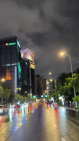 Em xin đừng nhắc nữa, trời đang lất phất hạt mưa … #saigon 