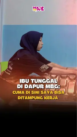 Program Makan Bergizi Gratis (MBG) tidak hanya bermanfaat bagi anak-anak Indonesia guna mendapatkan gizi yang layak. Namun program MBG ini juga mampu menciptakan lapangan pekerjaan bagi masyarakat. Salah satunya Fania Lingga (26) yang bekerja di dapur Satuan Pelayanan Pemenuhan Gizi (SPPG) Khusus Tangerang Selatan. Setiap harinya, ibu tunggal ini bersama rekan-rekannya mencuci ribuan ompreng kosong program MBG yang baru saja kembali dari sekolah-sekolah. #presidenprabowo #prabowo #pemerintah #indonesia #indonesiaemas 