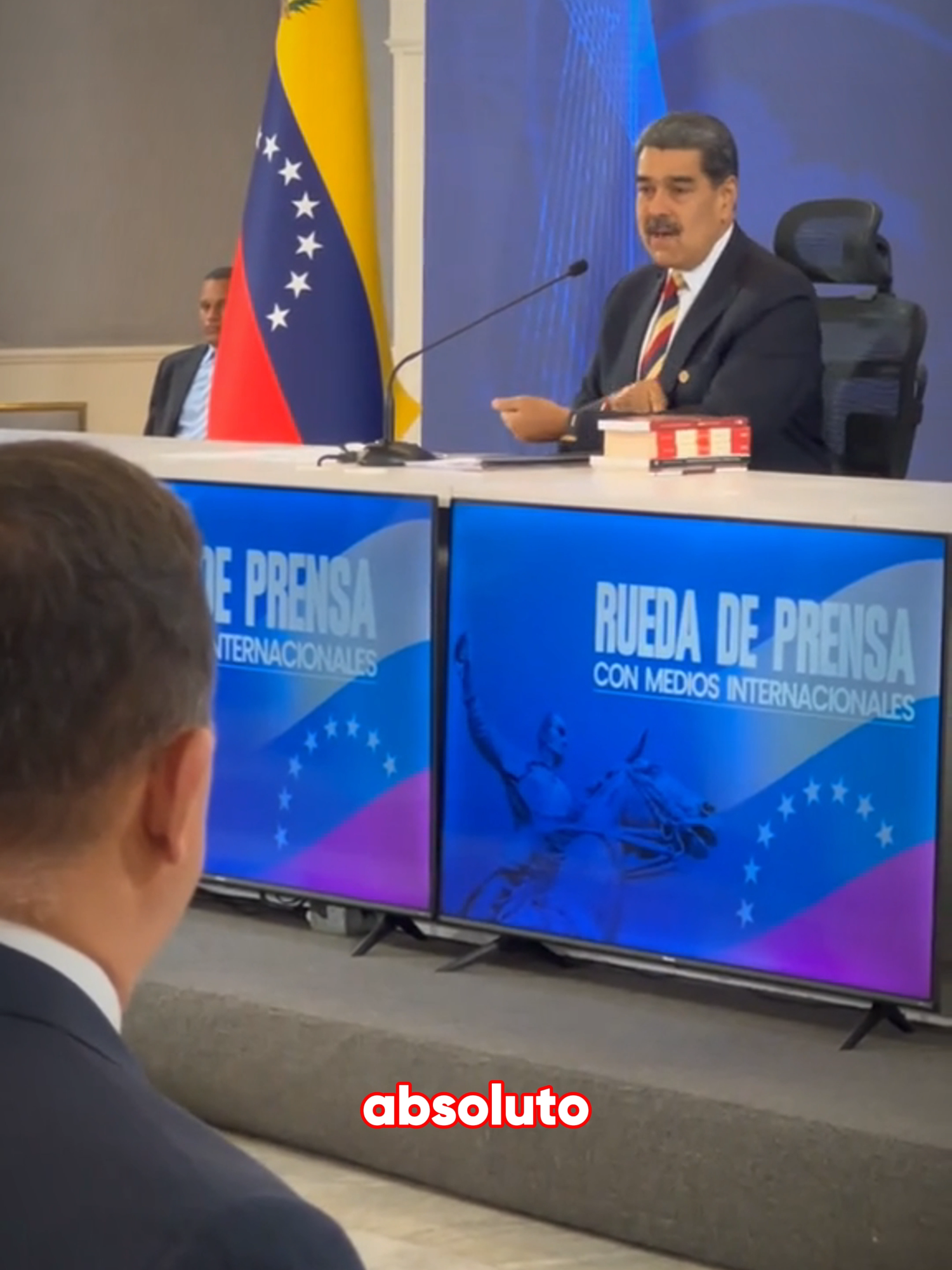 Nicolás Maduro firmó el “decreto de conmoción externa”, un estado de excepción que, según críticos, podría darle poderes casi absolutos al chavismo, mientras el gobierno dice que busca proteger al país de amenazas externas. #Unitel #Mundo #Venezuela #Maduro #EstadoDeExcepción #Política