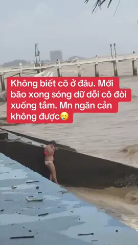 Mới bão xong sóng to dữ dội cô xuống tắm.mn ngăn cản không được🥲🥲#bãi biển hải tiến thanh hoá🥹