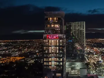 Staying in this Las Vegas hotel will cost you $75,000 per night! 🤯 Is it worth the price? 🤔 #dreamhome #luxury #palmscasinoandresort #penthouse #lasvegas 