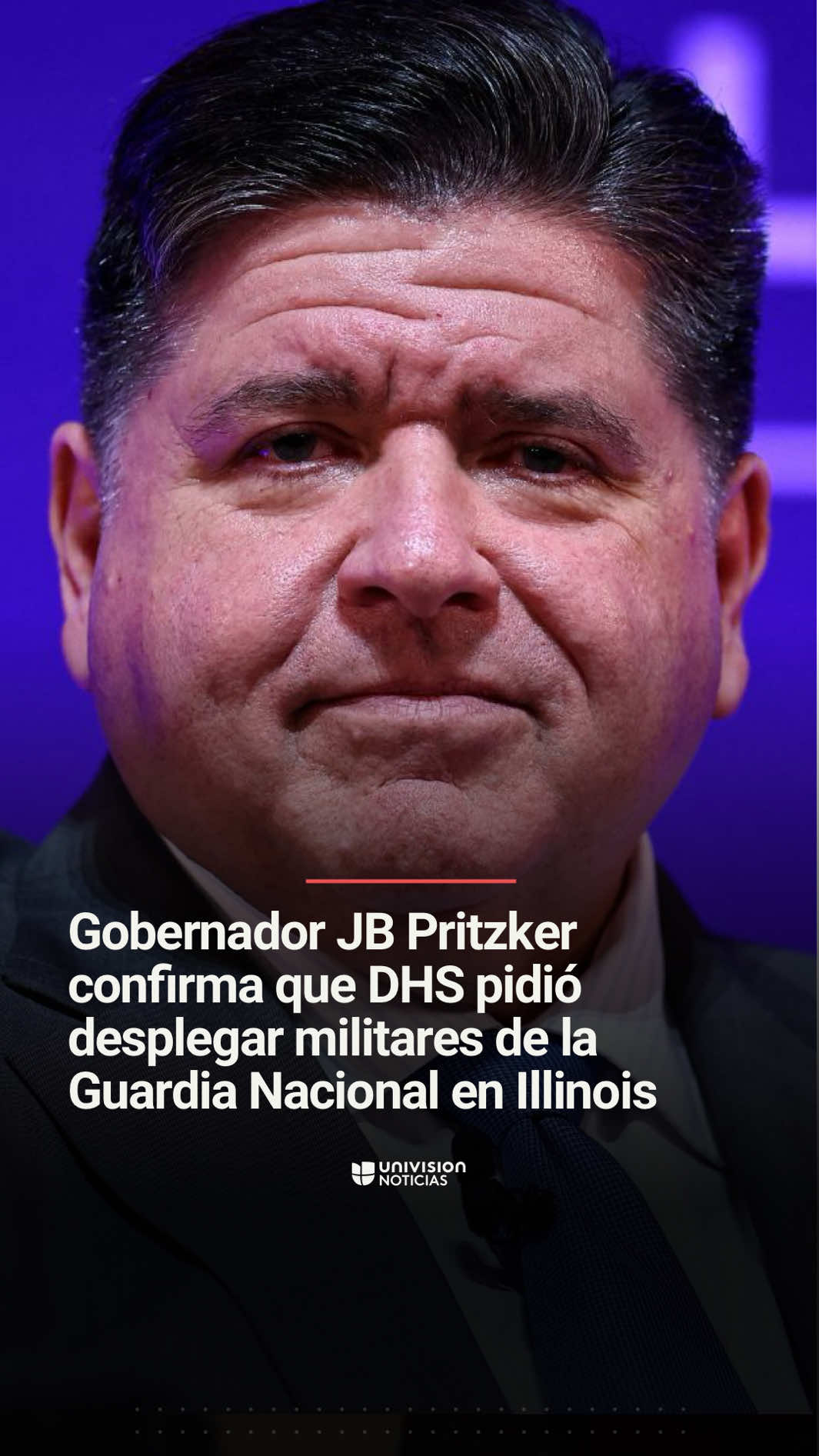 ➡️ El gobernador de Illinois, JB Pritzker, confirma que DHS pidió desplegar militares de la Guardia Nacional en el estado. JB Pritzker confirmó que el Departamento de Seguridad Nacional (DHS) solicitó 100 soldados para resguardar personal e instalaciones de ICE. La petición surge tras los recientes choques frente al centro de procesamiento de Broadview entre manifestantes y agentes federales. El alcalde de Chicago, Brandon Johnson, criticó la decisión y la calificó como un intento de militarizar las calles. Informa Viviana Ávila. 📺 Más del Noticiero Univision a las 6:30pm/5:30C y Edición Nocturna a las 11:30pm/10:30C. #inmigración #ICE #Detenciones #GuardiaNacional #Illinois  