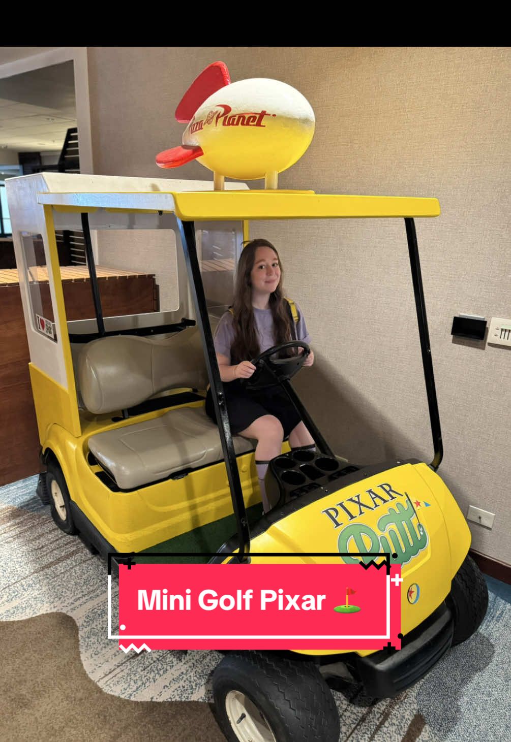 Un mini golf Pixar avec tous les meilleurs films d’animations représentés lors d’un parcours de 18 trous différents ⛳️ 📍Pixar Place Hôtel, Anaheim, Californie #minigolf #pixarplacehotel #pixar #pixarputt #disneytiktok 