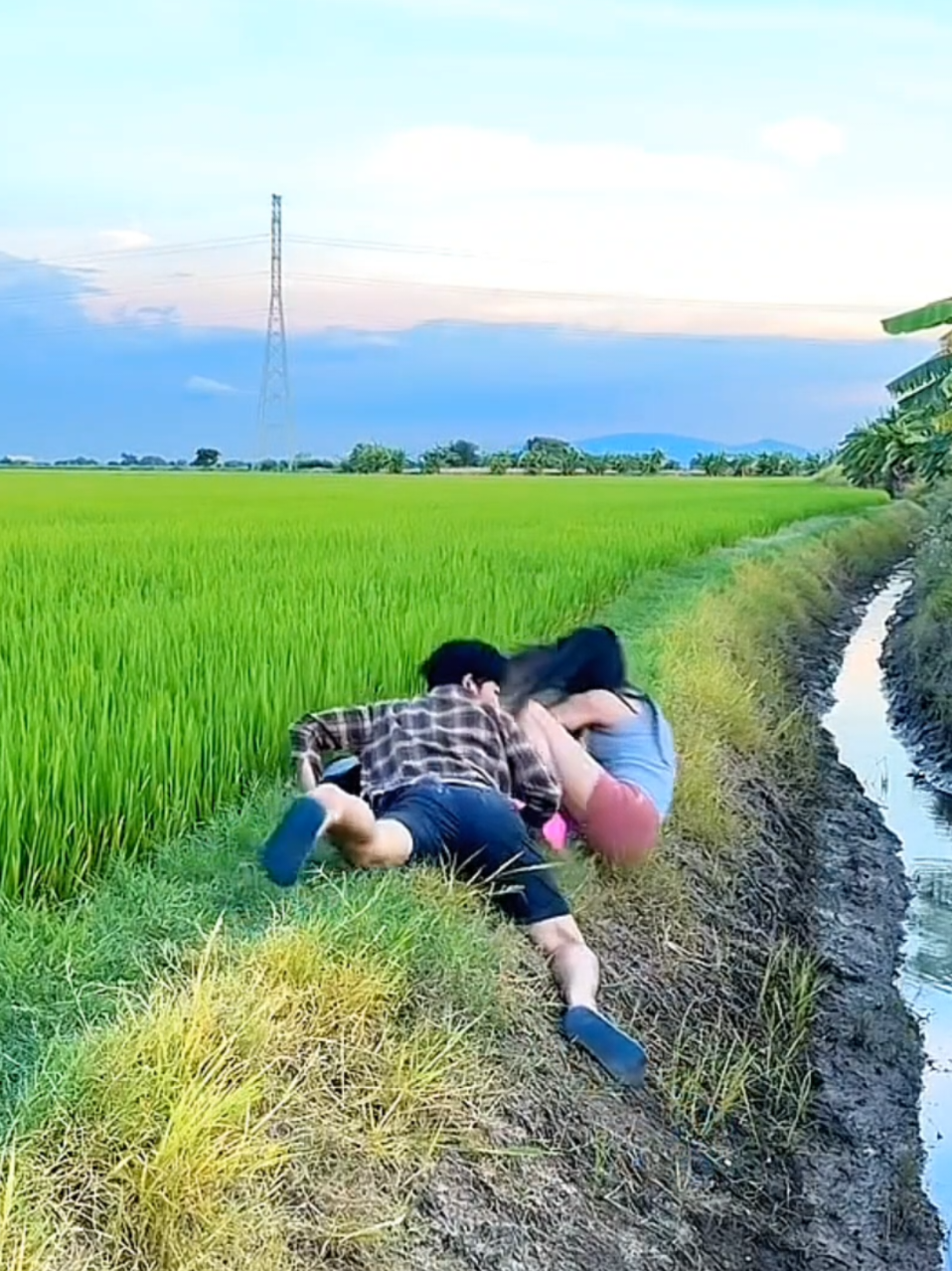 Funny moment #funny2025 #funny #funnyvideos #fyp #funnycouple 