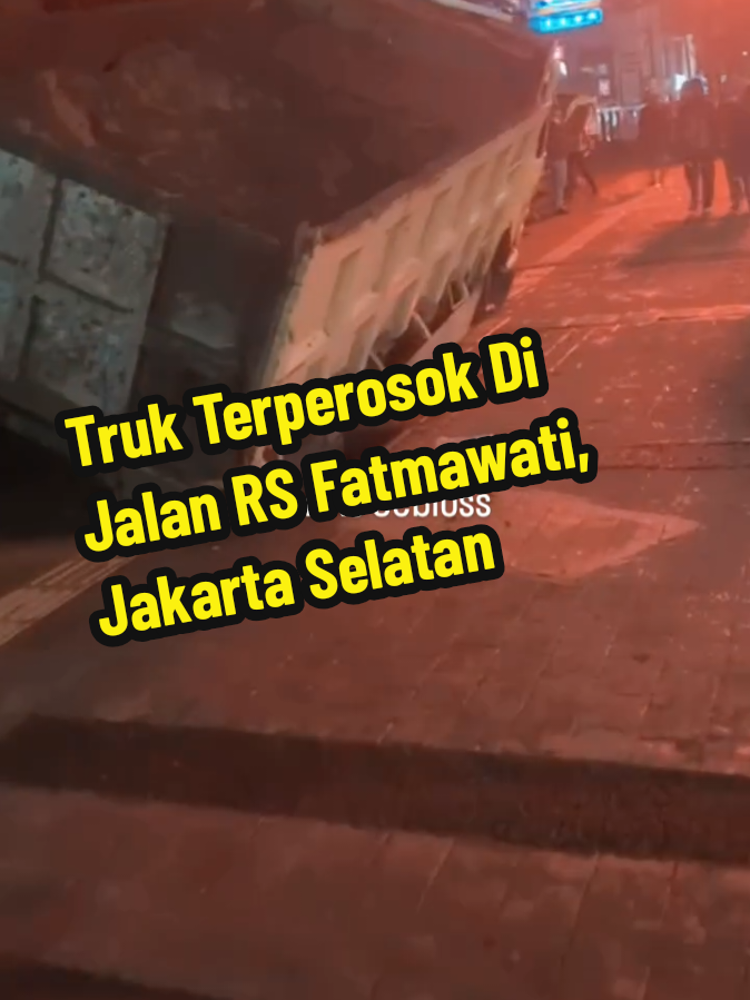 Selasa malam, 30 September 2025, dilaporkan terjadi kecelakaan truk terperosok di trotoar jalan RS Fatmawati, Jakarta Selatan. Mohon berhati-hati. #rsfatmawati #jakartaselatan  ----- Ikuti akun kami untuk update informasi terkini Jakarta dan sekitarnya ----- 📹 : ig via faisalgustomy