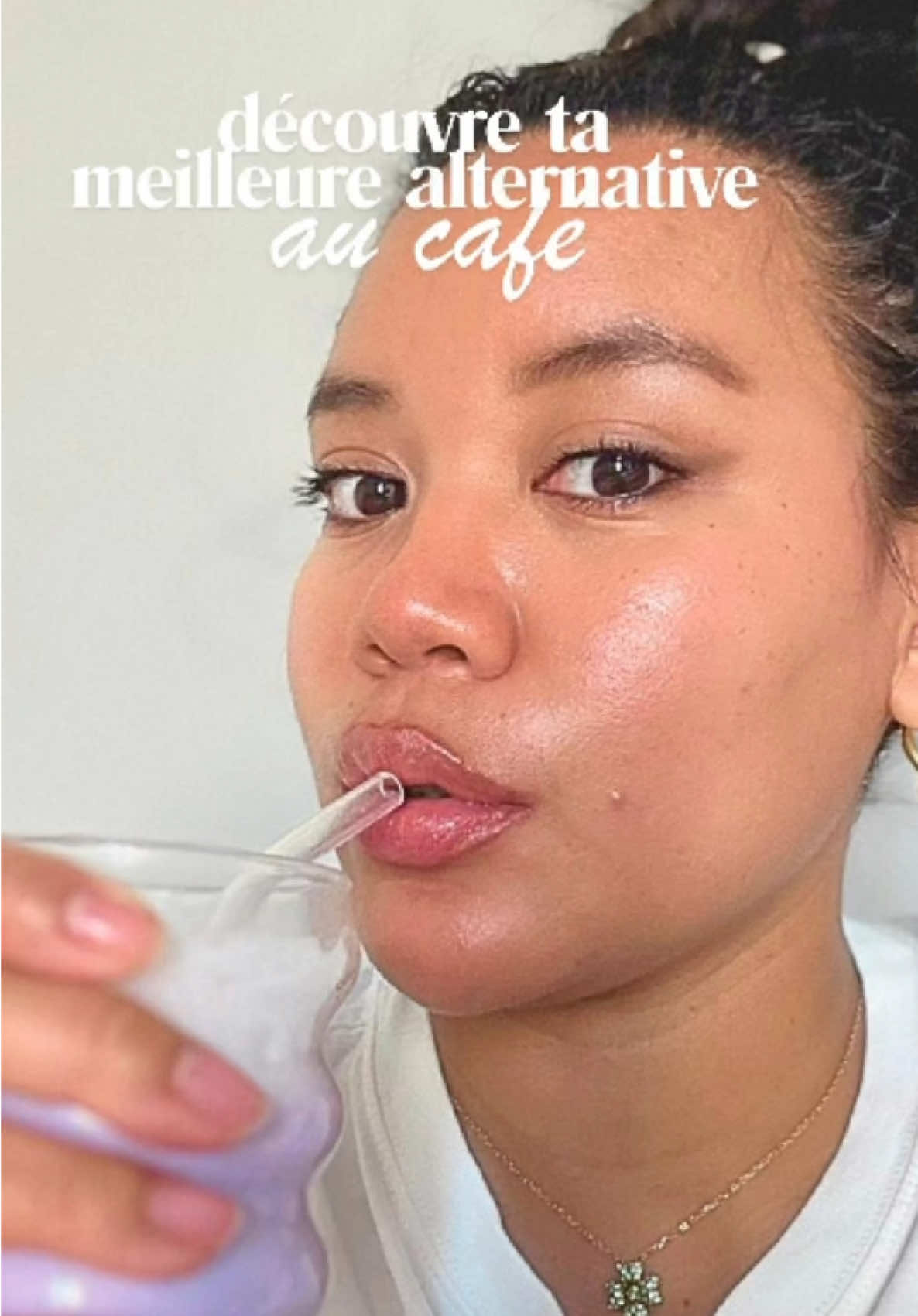 Étant une coffee addict j’ai enfin trouvé une alternative douce pour éviter les effets excitants du café le soir quand une envie soudaine me prend J’ai testé l’ube mais pas n’importe lequel celui d’@UBEMOOD 💜 il est incroyablement bon, à boire glacé ou chaud, le goût est délicieux… Perso, pour un mood chill j’adore déguster mon fluffy Ube que je savoure avec un nuage de lait d’amende ☁️  Tu veux tester ? Commente “je veux” et je t’envoie le lien 🫰 En plus il y a un petit fouet avec pour être sûr(e) d’être bien équipé(e) pour le préparer !  #ubemood #ube #collaborationcommerciale