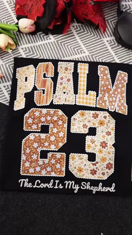 🙏 Thankful hearts 🍂 Psalm 23 sweatshirt perfect for autumn praise #jesus #god #christianapparel #psalm #fall 