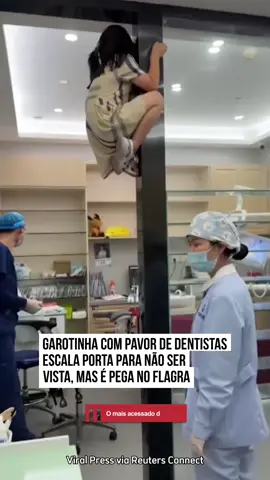 Uma garotinha com pavor de dentista precisou comparecer em consultório na província de #Jiangsu, na #China, e jurou que se escalasse a porta do estabelecimento não seria vista pelos profissionais. Mas a tentativa foi em vão. O #vídeo viral nas #redessociais mostra a pequena totalmente amedrontada enquanto os dentistas tentam fazê-la descer.  Após alguns minutos de tentativas, os profissionais chamaram a mãe da garotinha, que tranquilizou a filha e fez a menina descer do batente da porta.  