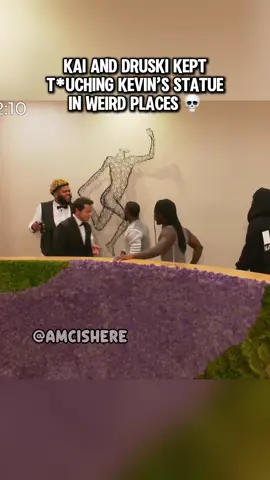 Kai and Druski kept t*uching Kevin’s statue in weird places #kaicenat #druski #kevinhart 